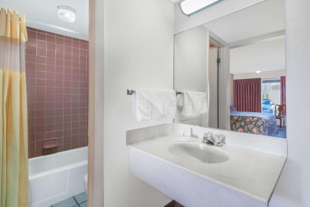 King Room - Non-Smoking interior